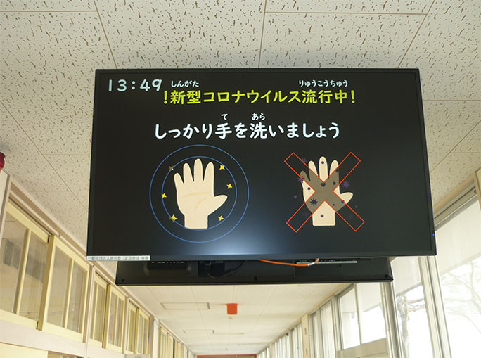 廊下に設置された情報提示ディスプレイ