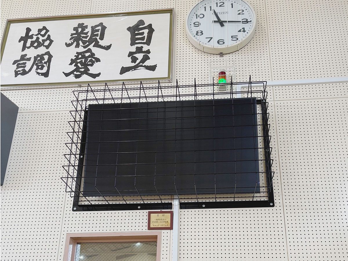体育館の大型ディスプレイ（65インチ）