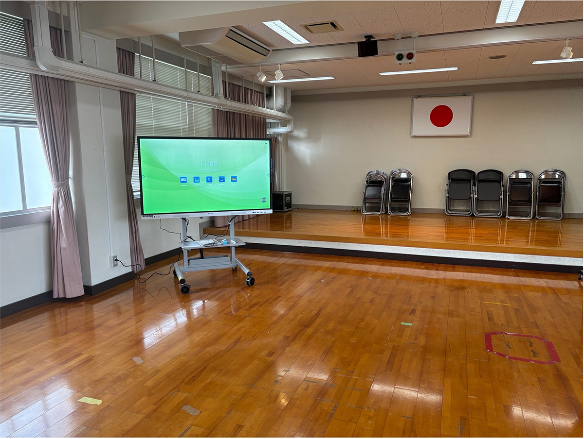 多目的ホールに設置された電子黒板。